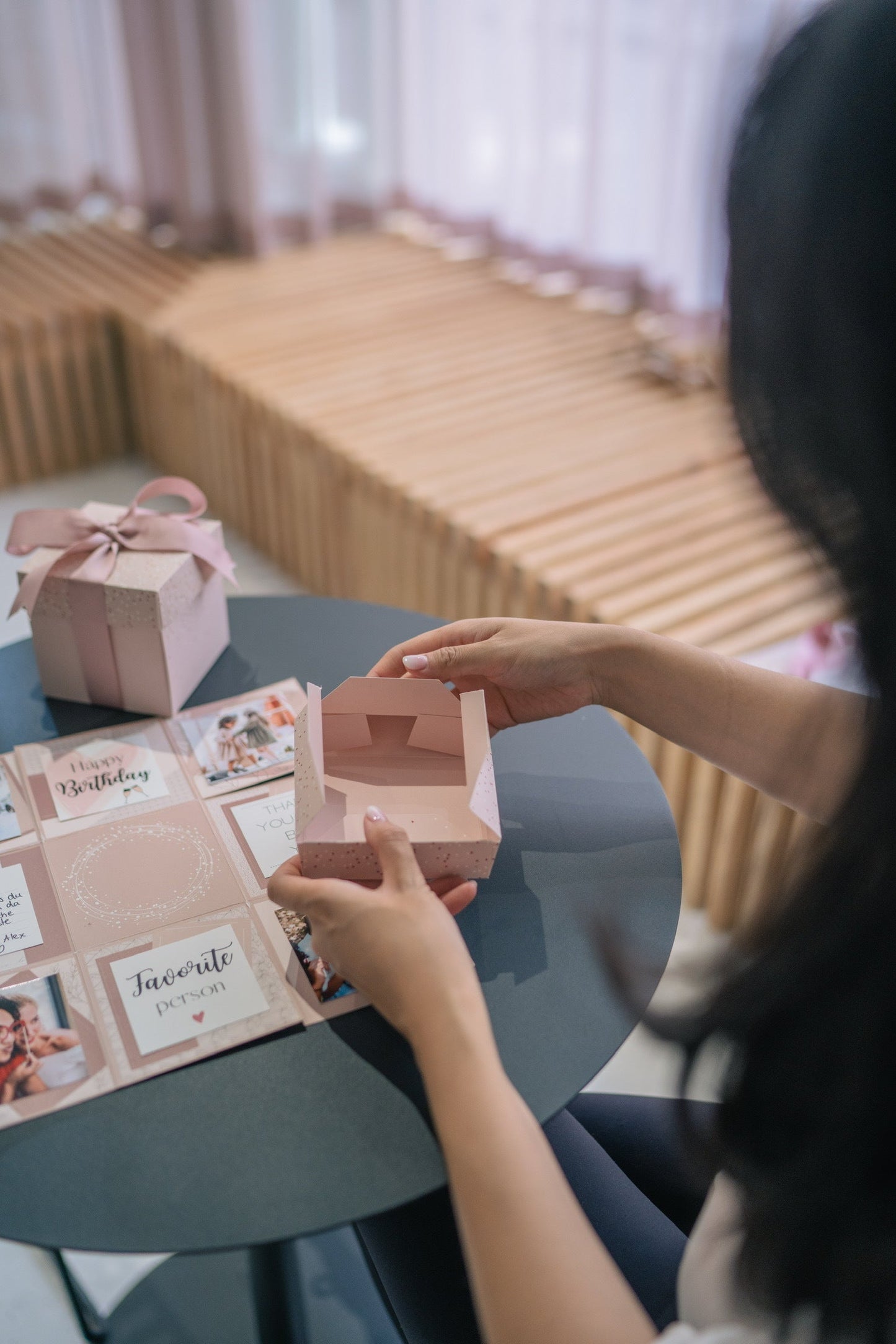 Personalisierte Geschenkbox von Immery mit Fotos, Schleife, Briefumschlag und Sprüchekärtchen für deine Brautjungfer
