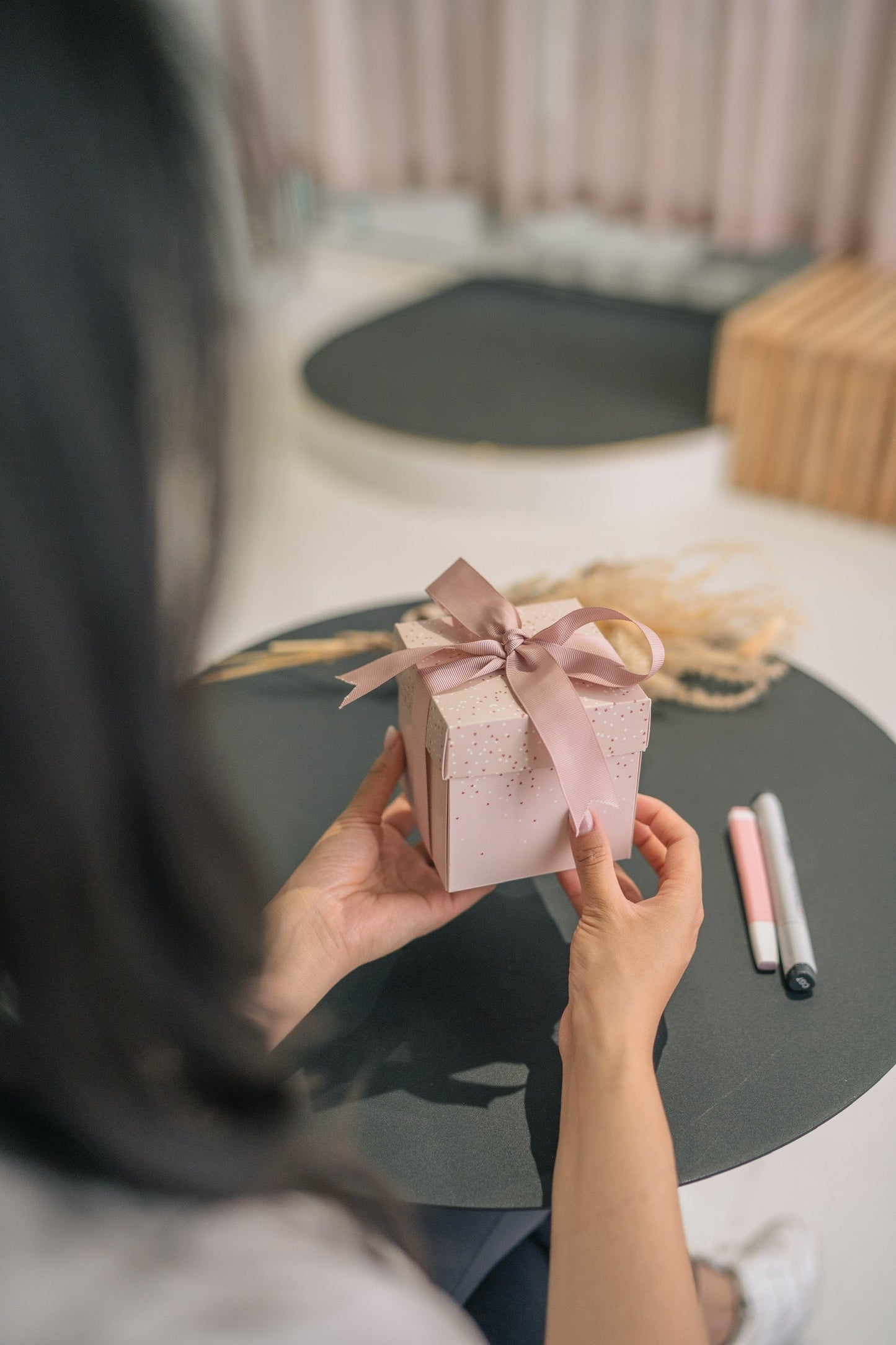 Personalisierte Geschenkbox von Immery mit Fotos, Schleife, Briefumschlag und Sprüchekärtchen für deine Brautjungfer