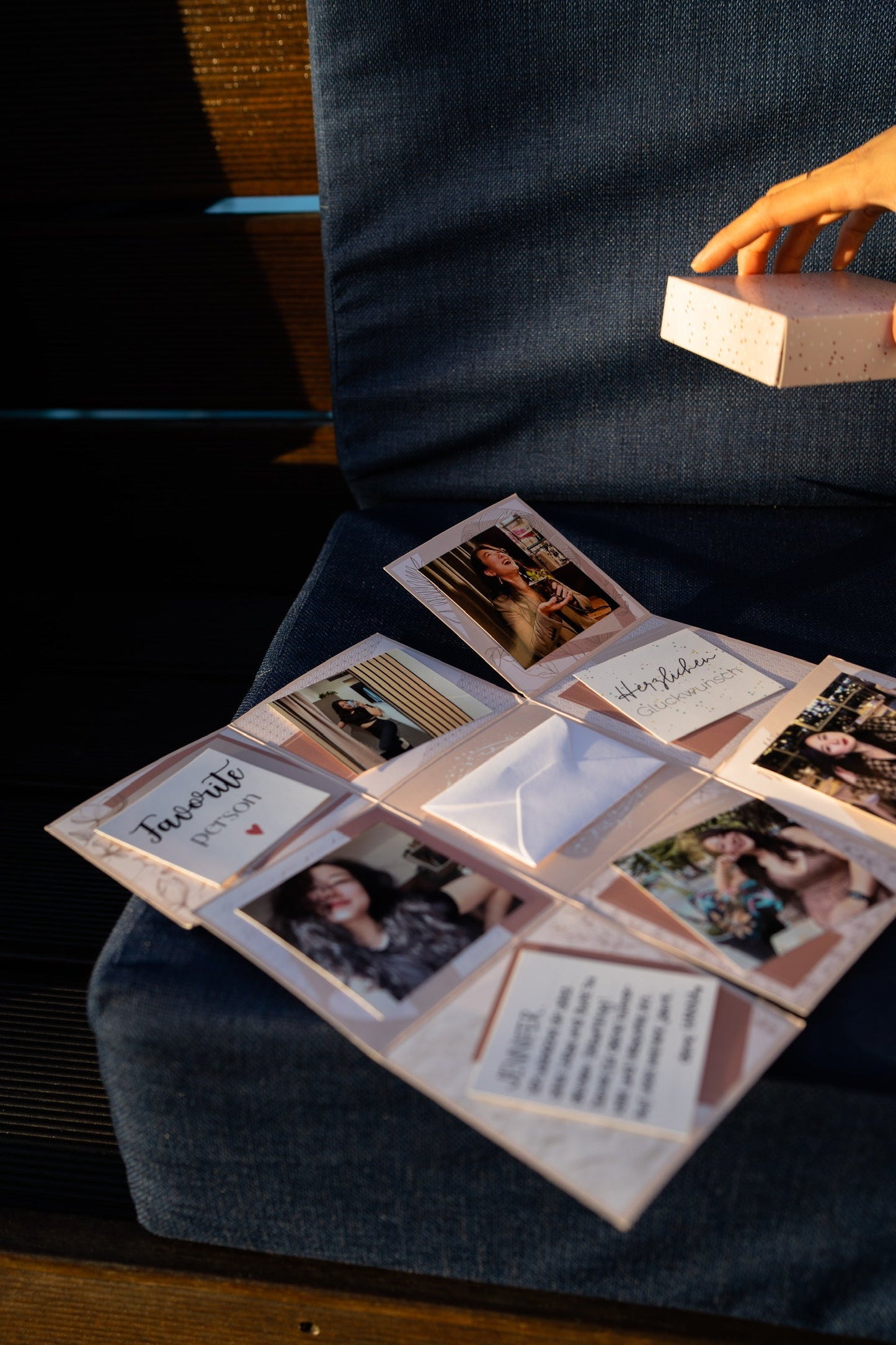 Personalisierte Geschenkbox von Immery mit Fotos, Schleife, Briefumschlag und Sprüchekärtchen für deine Brautjungfer